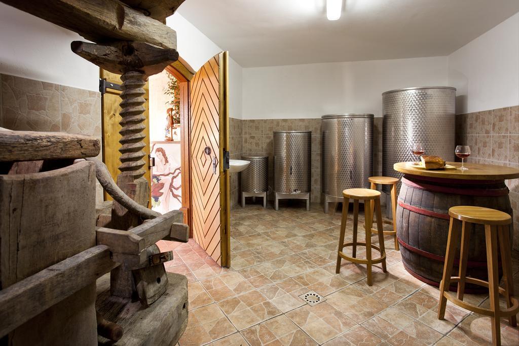 Vineyard Cottage Lustek Ново-Место Номер фото